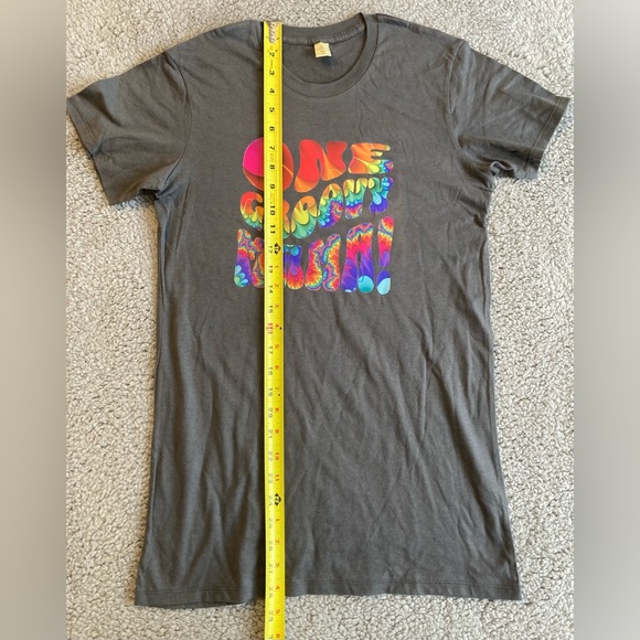 Psychedelic Print One Groovy Mama Soft Women’s Gray Tee Juniors Size L NWT - Picture 5 of 6